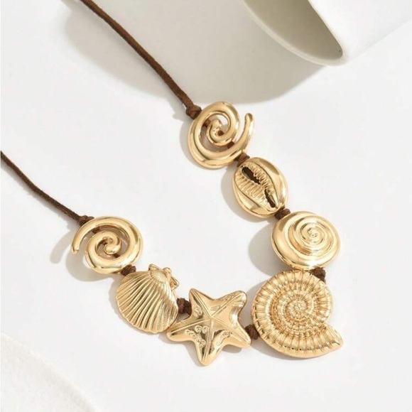 Gold Seashell choker Necklace - Picture 6 of 7